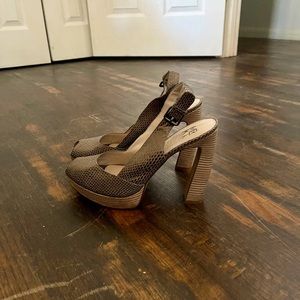 Peep toe chunky heel.